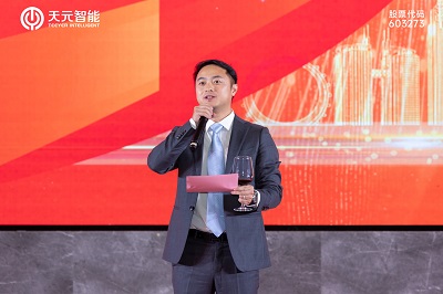 قدم السيد جيان ترحيباً حاراً ، معربًا عن امتنانه لجميع أقرانه في الصناعة لحضوره. 